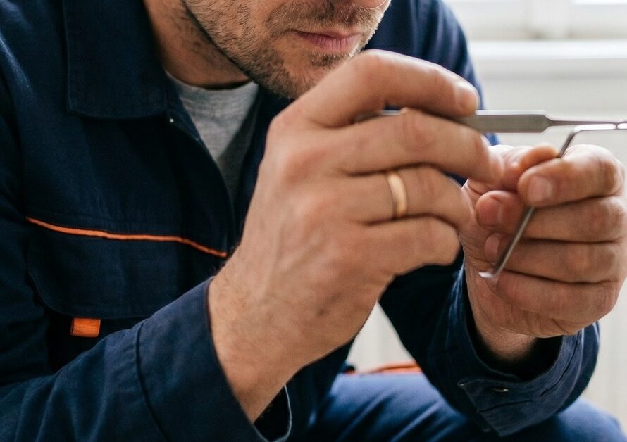 Co dělat když se zabouchnou dveře v Praze, zámečník u zámku